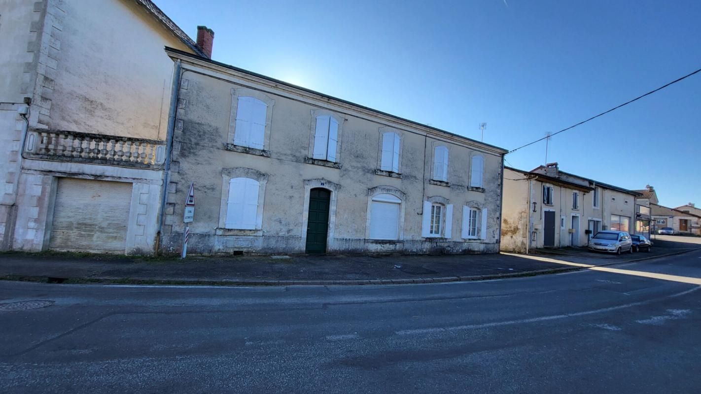 NEUVIC 24190 Maison de ville Neuvic 8 pièces sur 2 niveaux 188 m2 parcelle de 532 m² garages 4