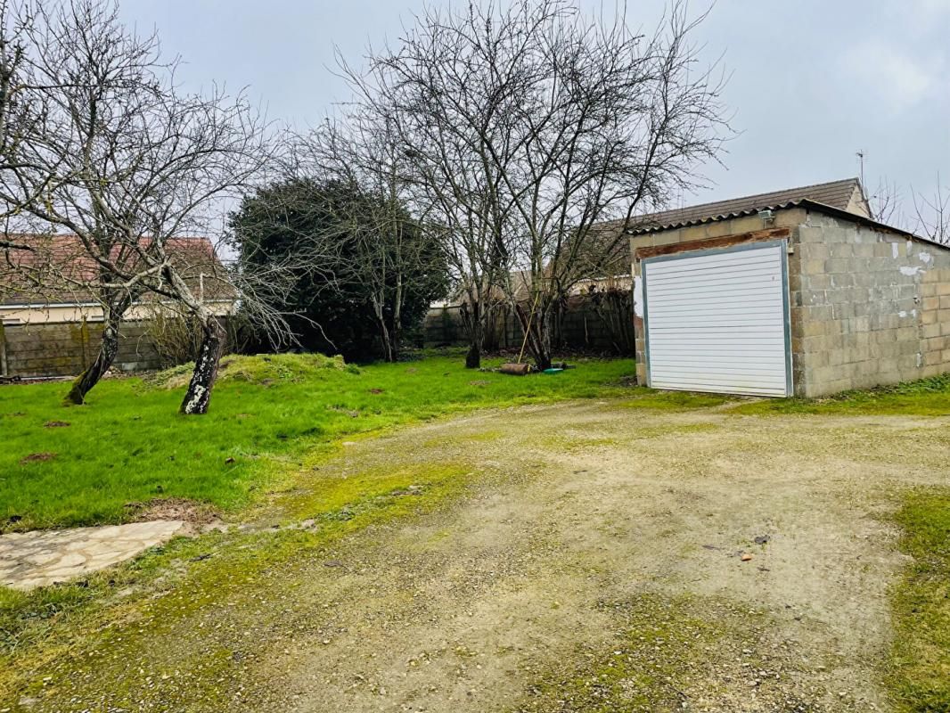 MAINVILLIERS Terrain à 5 min de Saint Prest , 10 min de chartres 661 m2 avec deux garages et hangar 2