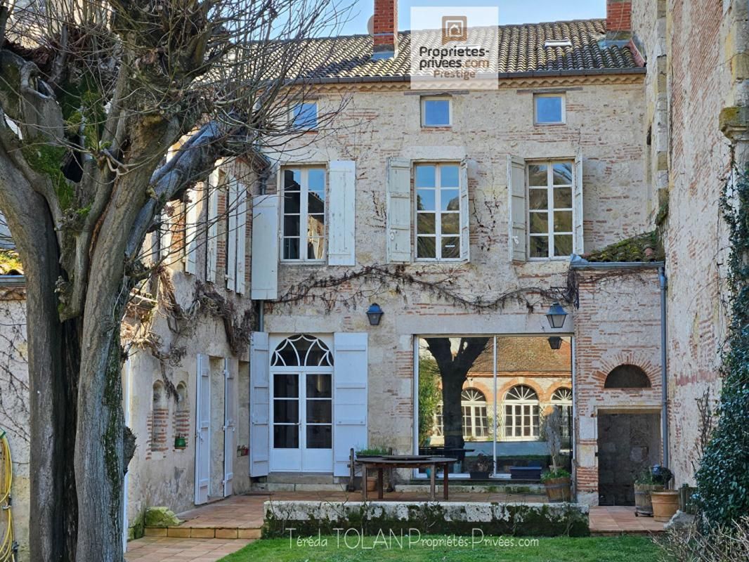 AGEN COEUR HISTORIQUE : MAISON BOURGEOISE 10 PIECES - 380 M² - PARC - PISCINE - DOUBLE GARAGE
