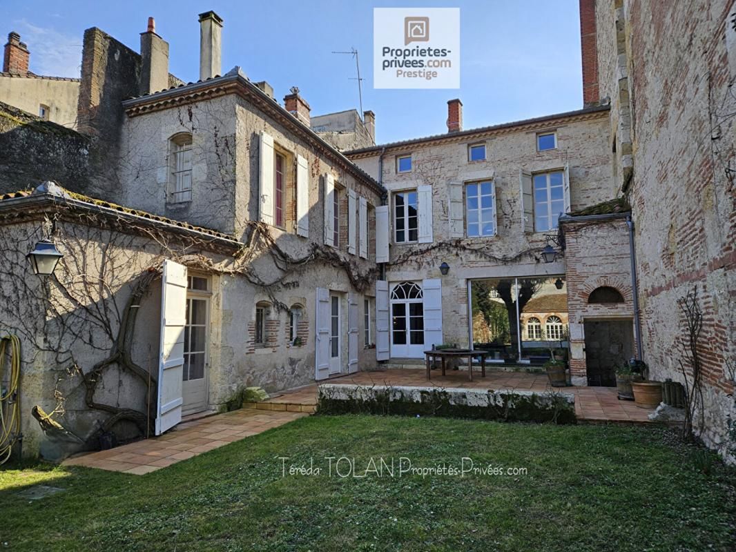 AGEN AGEN COEUR HISTORIQUE : MAISON BOURGEOISE 10 PIECES - 380 M² - PARC - PISCINE - DOUBLE GARAGE 2
