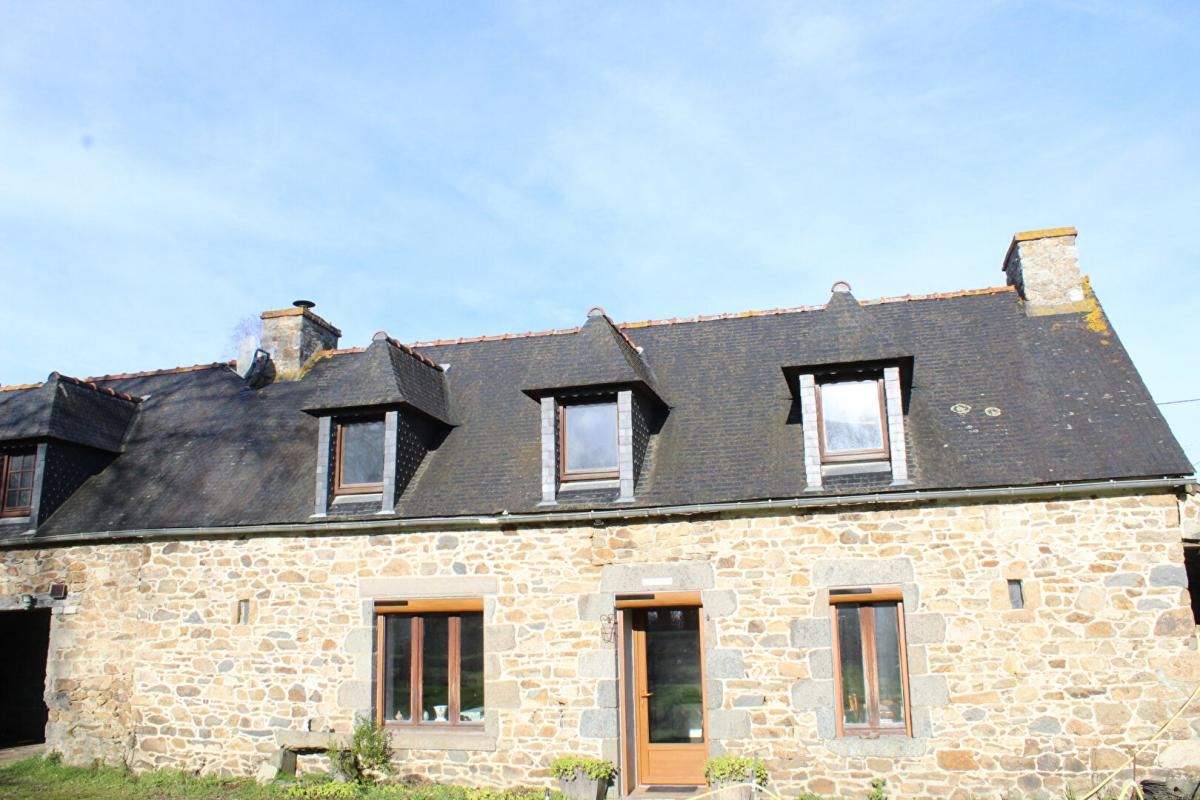 LE MERZER Exclusivité ! Côtes d'Armor 22200 Le Merzer. Longère 2 chambres, dépendances, grenier aménageable, grand terrain 2