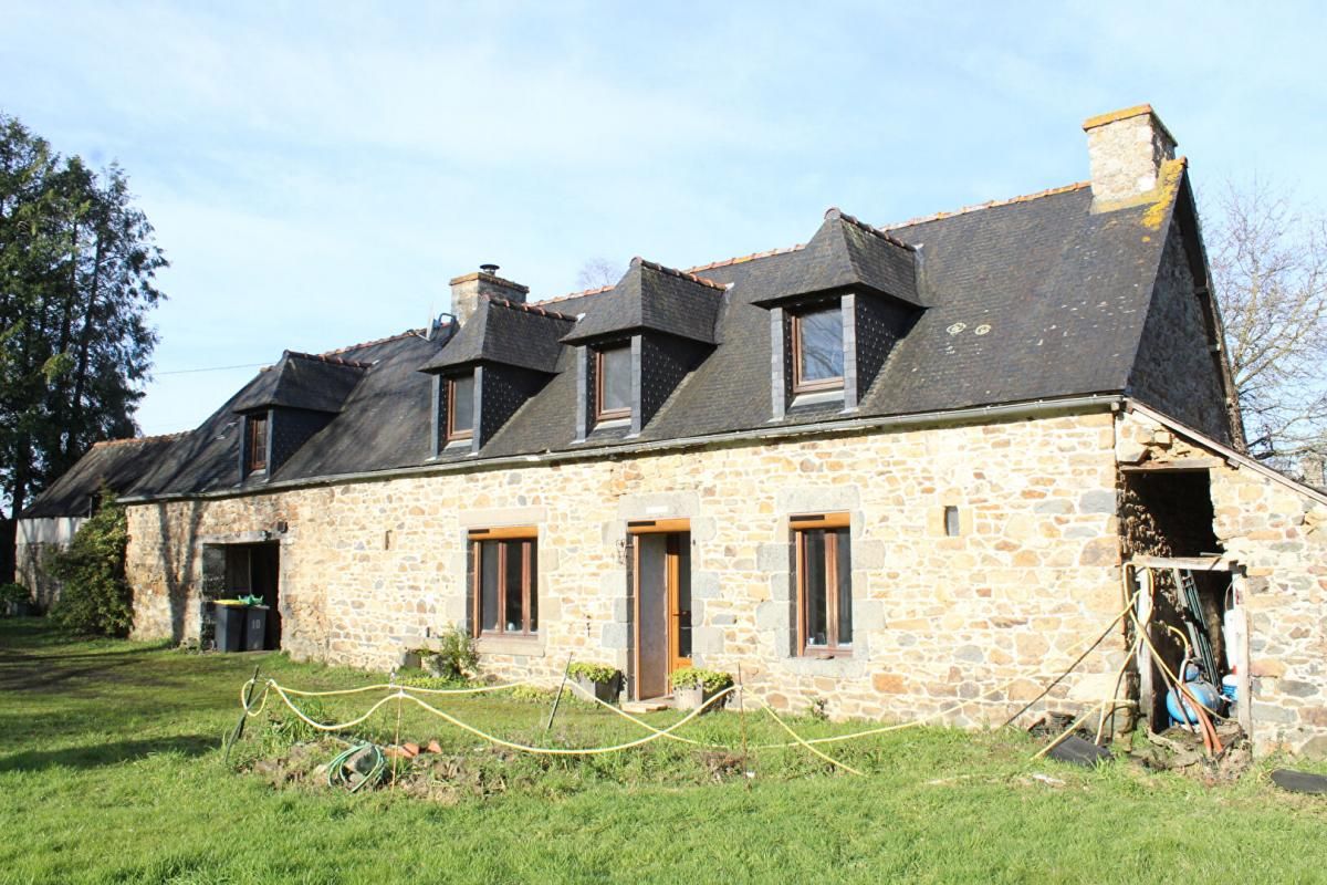 LE MERZER Exclusivité ! Côtes d'Armor 22200 Le Merzer. Longère 2 chambres, dépendances, grenier aménageable, grand terrain 3