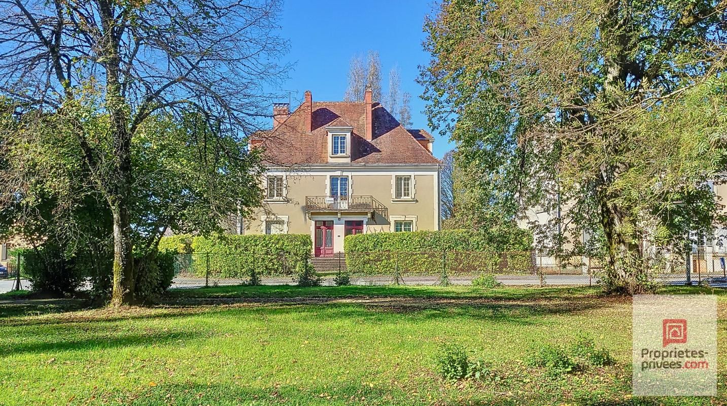 ROUFFIGNAC, un centre actif! entre les Eyzies Vallée Vézère et Périgueux: MAISON 284 m2. 3/6 chambres. Dépendances. Jardin 1300m2