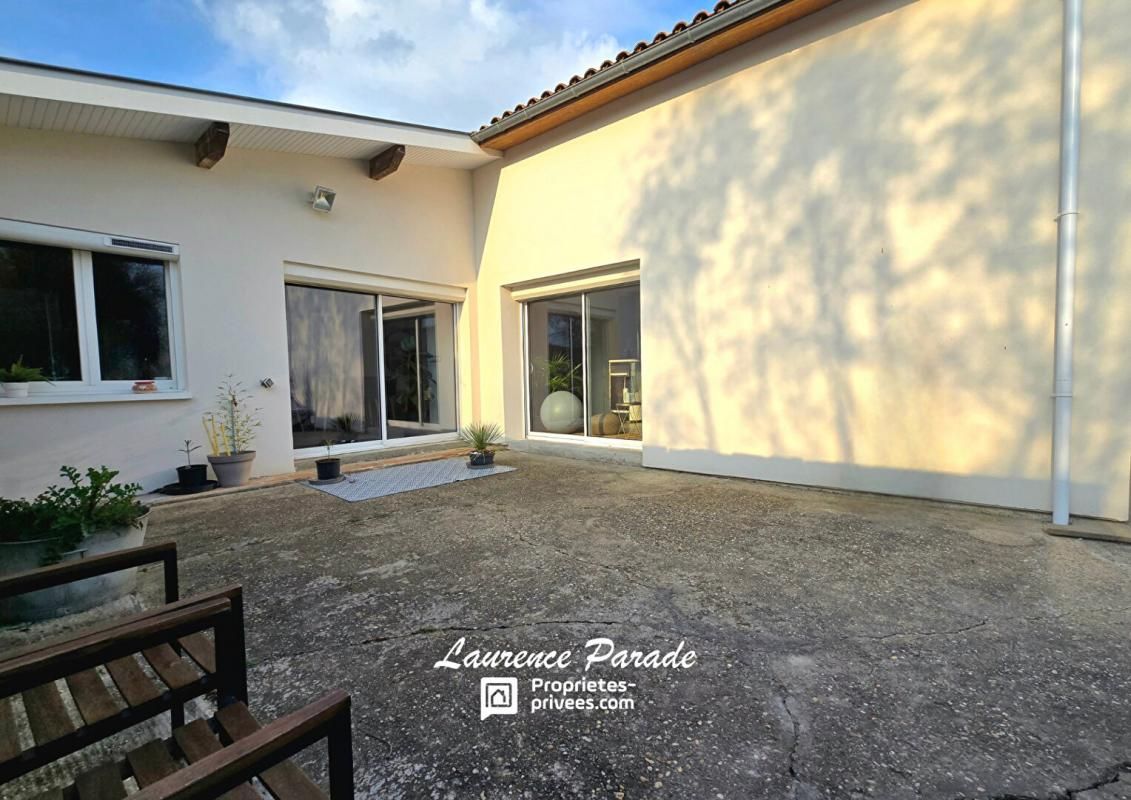 Maison renovée avec garage et piscine