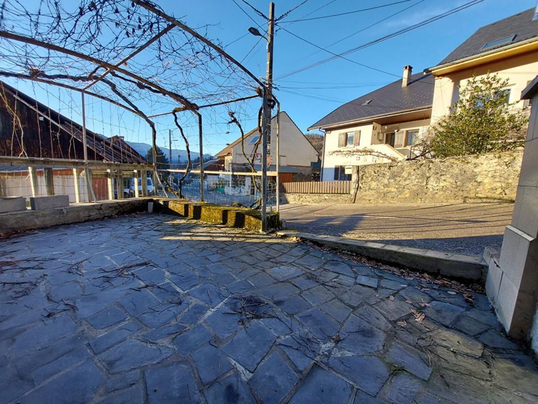 FAVERGES A saisir : maison mitoyenne 200m² à rénover 3