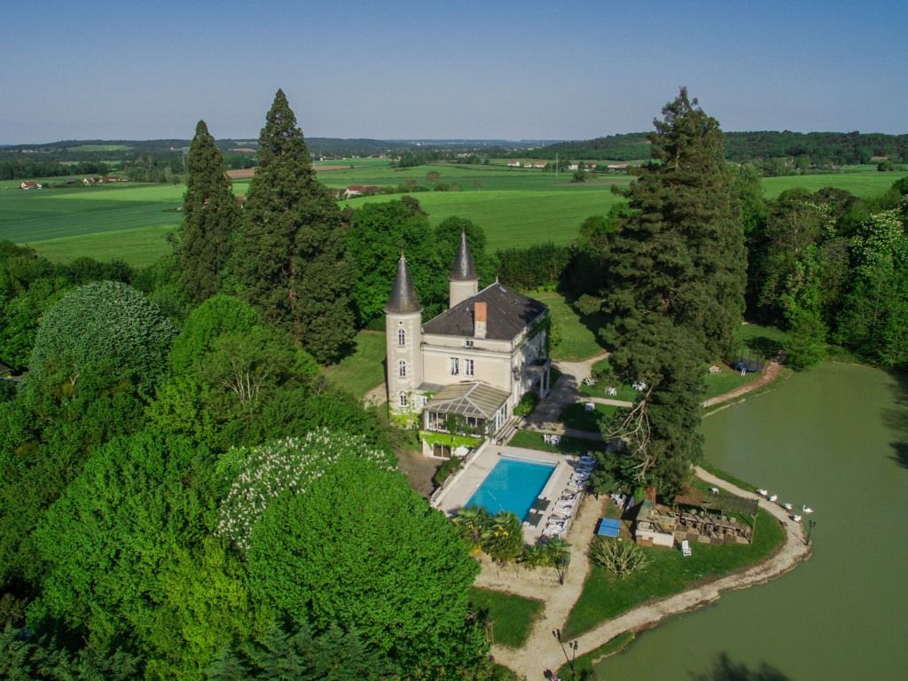 TOURNON-SAINT-PIERRE Château XVIII sur 4 Ha 50 de parc clos 3