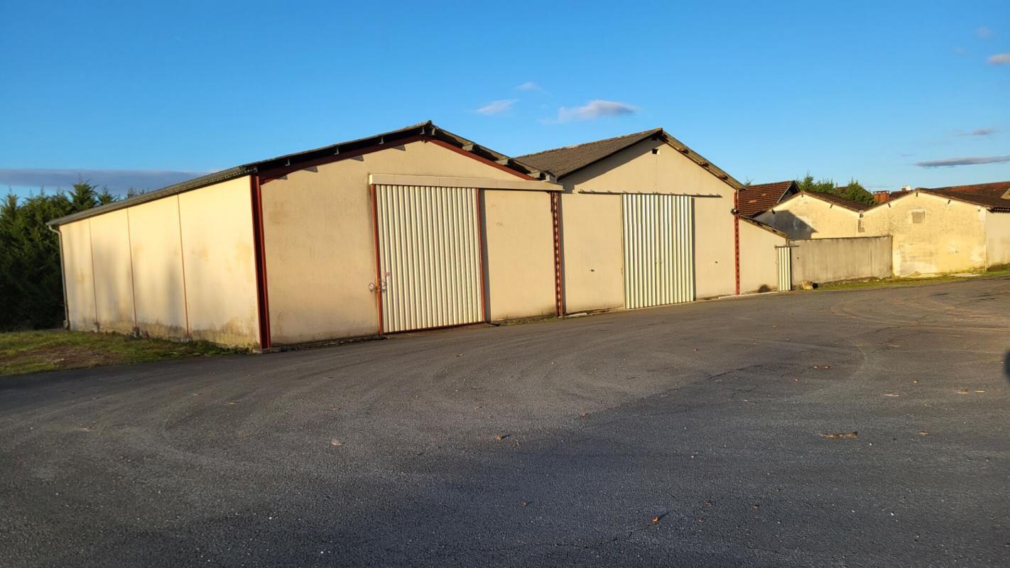 24000 Périgueux ensemble d'entrepôts hangars d'environ 1000 m² et parcelle 4600 m²