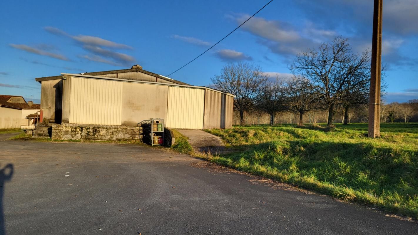 NEUVIC 24000 Périgueux ensemble d'entrepôts hangars d'environ 1000 m² et parcelle 4600 m² 4