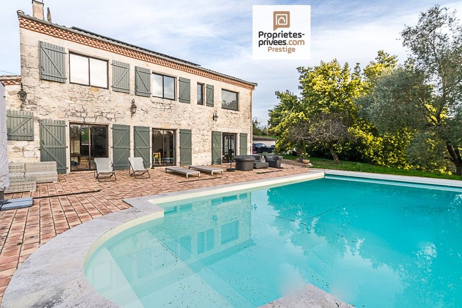 SAINTE COLOMBE EN BRUILHOIS : ENSEMBLE IMMOBILIER EN PIERRE 310 m² - 8 PIECES - GARAGES - PARC - PISCINE