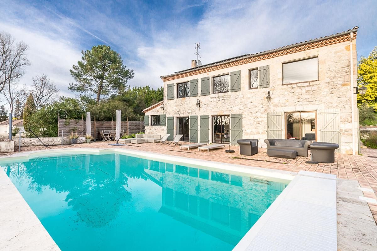 SAINTE-COLOMBE-EN-BRUILHOIS SAINTE COLOMBE EN BRUILHOIS : ENSEMBLE IMMOBILIER EN PIERRE 310 m² - 8 PIECES - GARAGES - PARC - PISCINE 2
