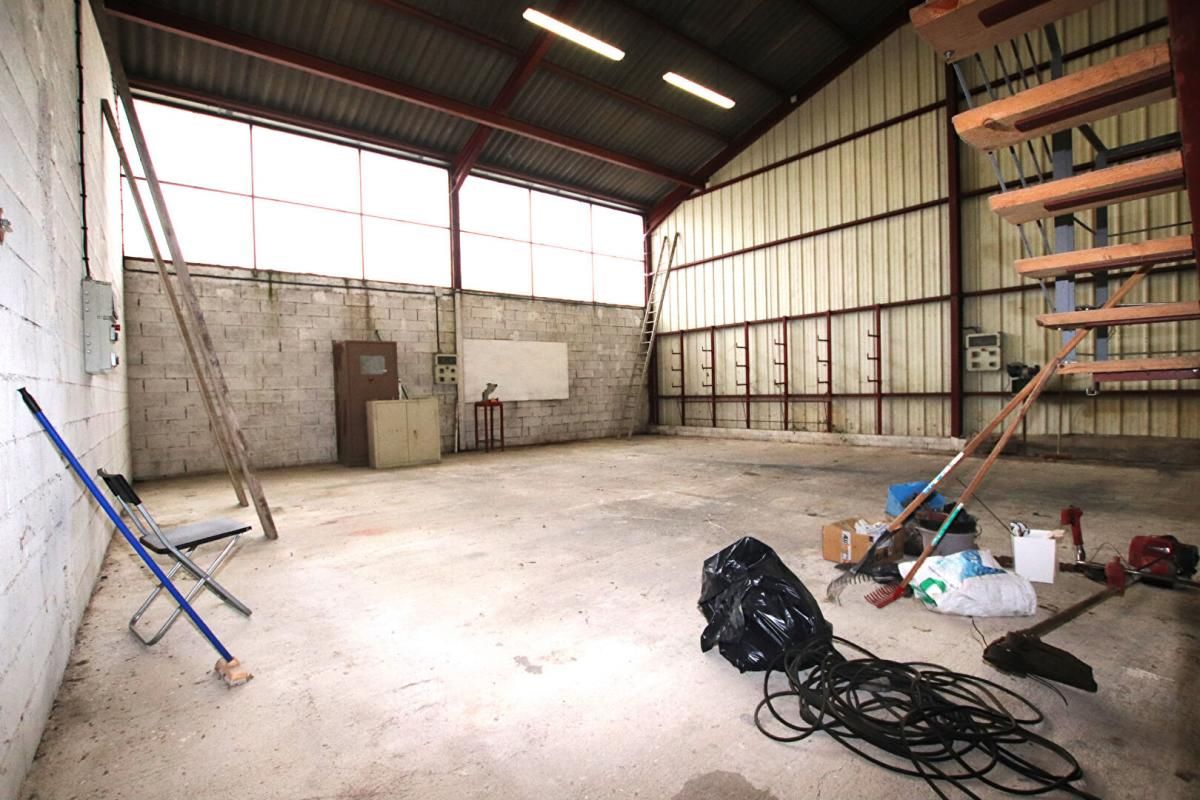 VILLEFRANCHE-DE-PANAT Atelier/bureau de 130m2 au sol sur une parcelle constructible de 1250m2 2