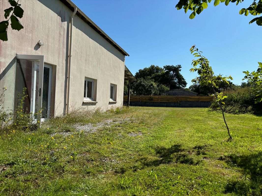 Garage de 100m² à rénover sur 400m² de terrain