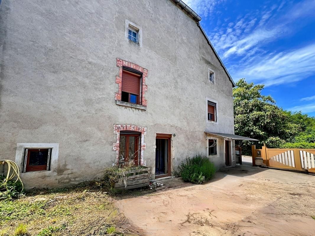70360 - TRAVES - 112 m2 - 2 chambres - Prix : 73000  honoraires charge acquéreur