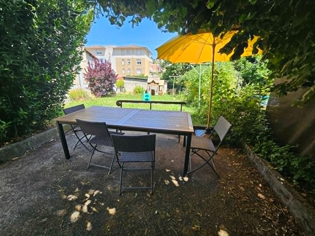 SORBIERS SORBIERS 42290 maison mitoyenne (côté dépendance) de 190m² habitables 5 chambres  +  environs 35m² de dépendance attenante et combles aménageables sur 387m² de terrain 1