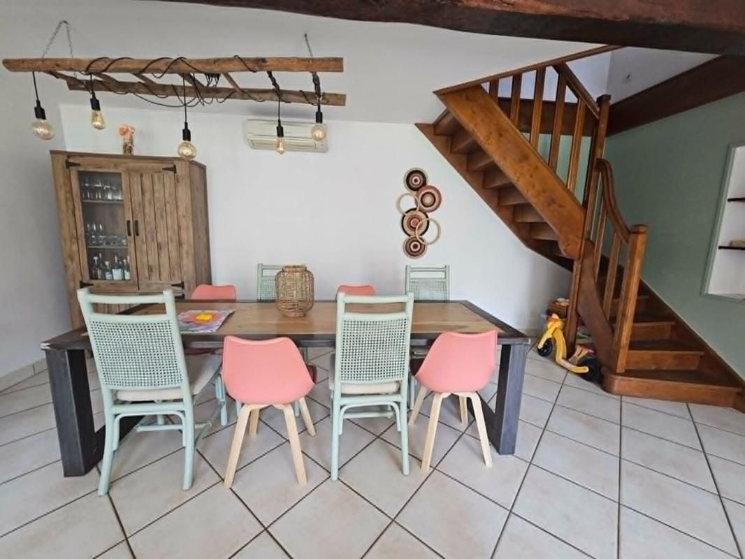 SORBIERS SORBIERS 42290 maison mitoyenne (côté dépendance) de 190m² habitables 5 chambres  +  environs 35m² de dépendance attenante et combles aménageables sur 387m² de terrain 4