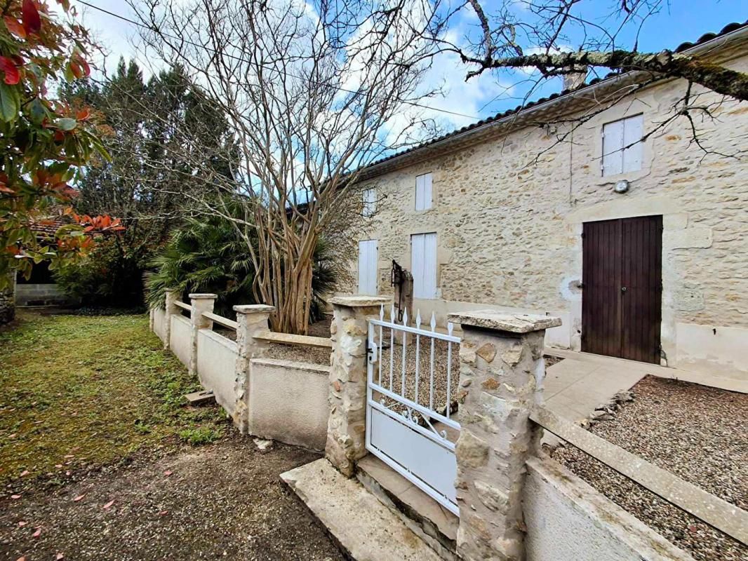 Maison d'environ 225 m2 composée de 2 logements + garage de 83 m² + dépendance