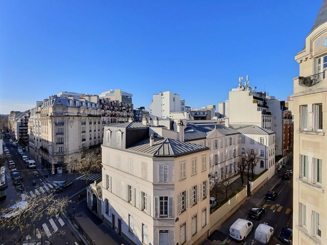 Paris 15 Place Alfred Dreyfus Vaste Studio en dernier étage avec vue dégagée et ensoleillée