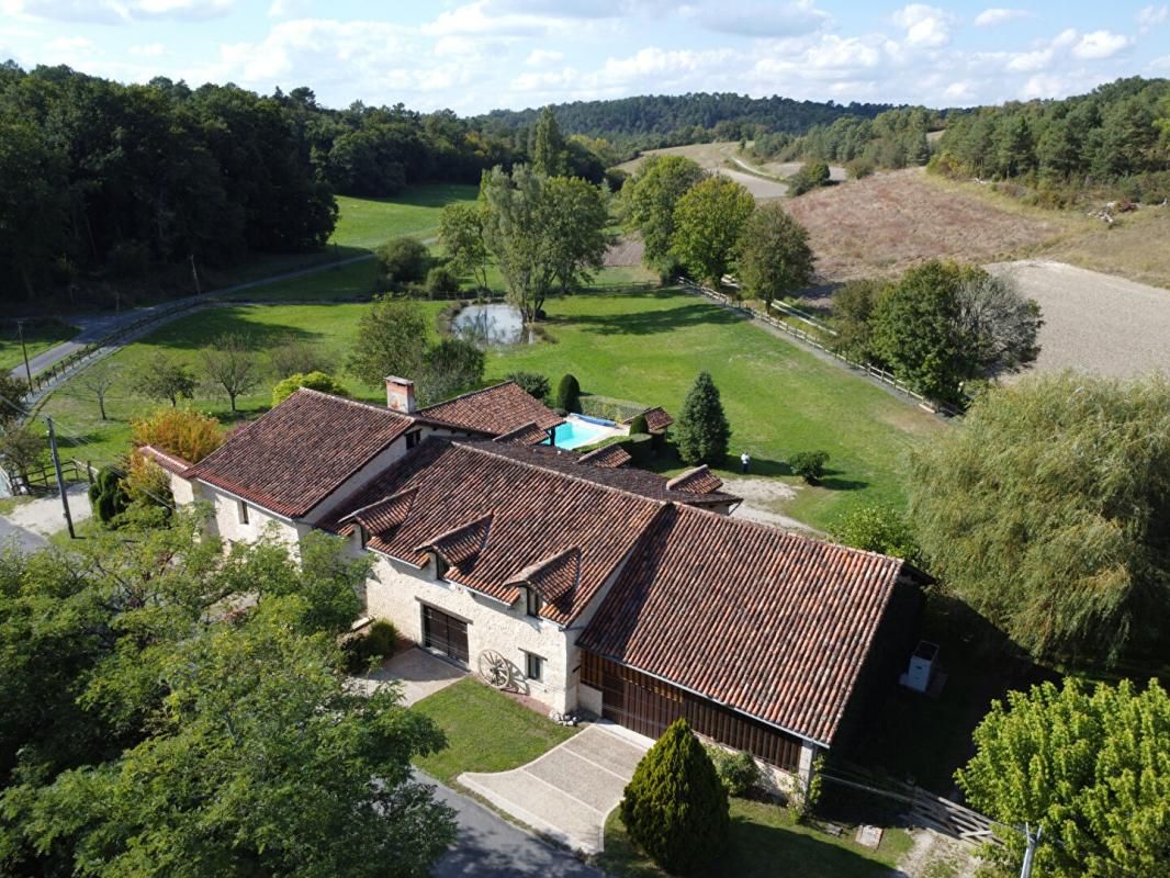 Vaste corps de ferme en pierre, dont gîte, piscine, dépendances, grange. Calme, campagne