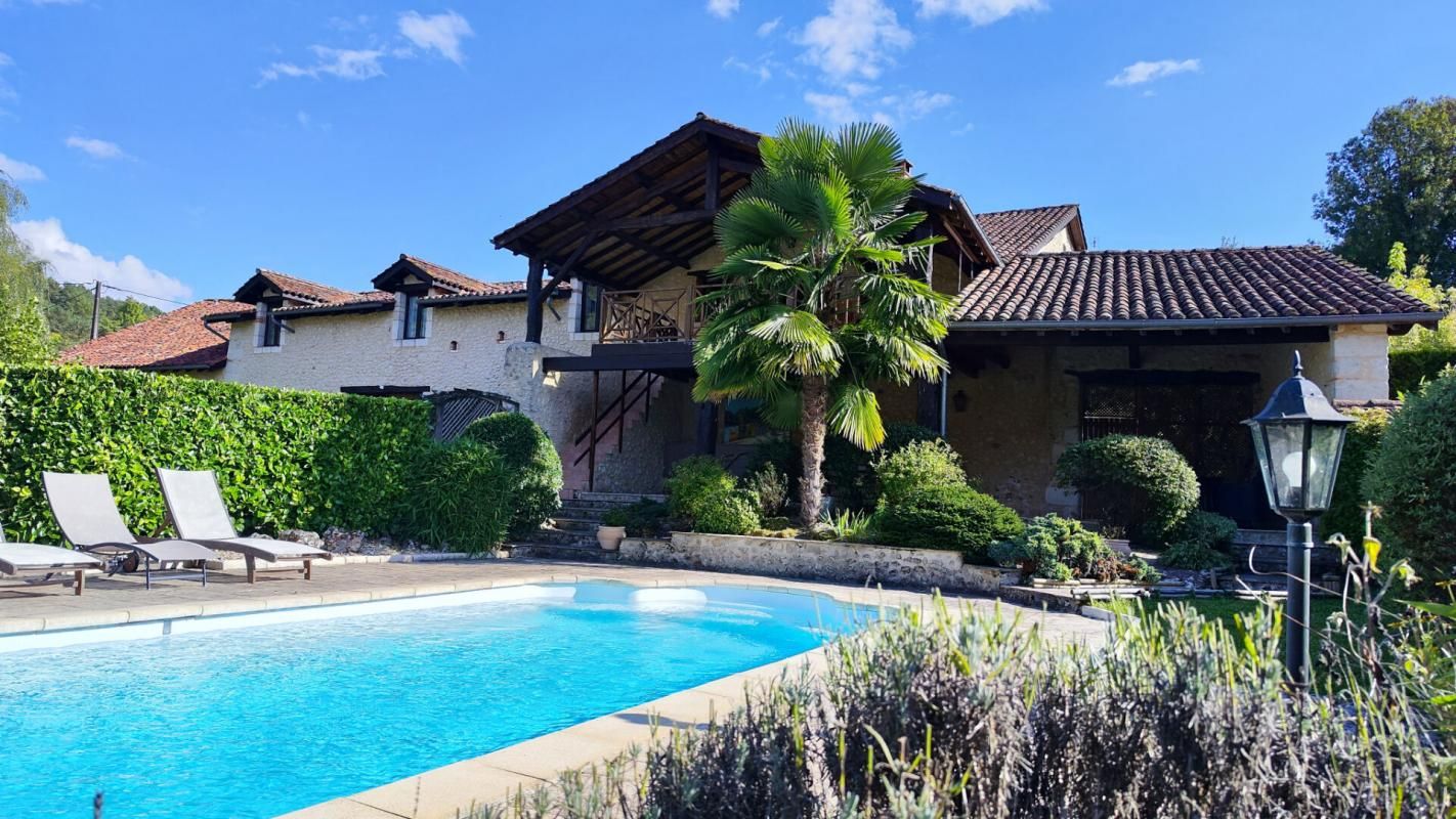 MENSIGNAC Vaste corps de ferme en pierre, dont gîte, piscine, dépendances, grange. Calme, campagne 2