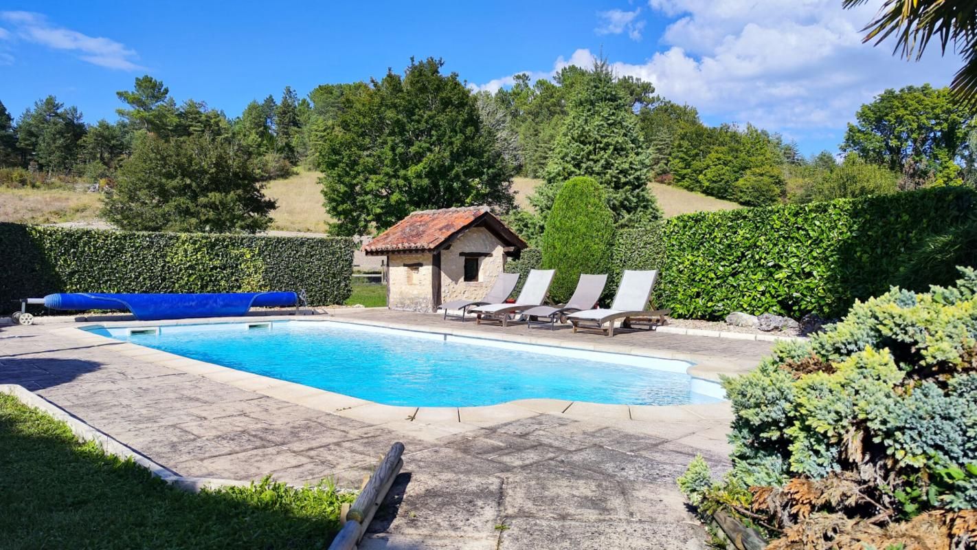 MENSIGNAC Vaste corps de ferme en pierre, dont gîte, piscine, dépendances, grange. Calme, campagne 3