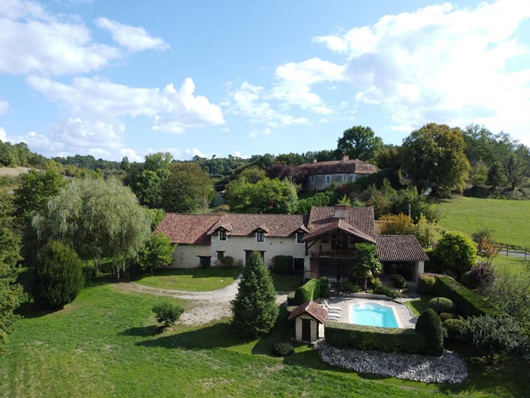 MENSIGNAC Vaste corps de ferme en pierre, dont gîte, piscine, dépendances, grange. Calme, campagne 4