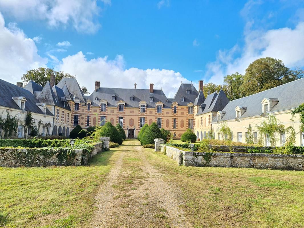 Triangle Vernon - Giverny - Les Andelys - Château du 17ème de 2.246 m2 - 33 chambres - avec dépandances sur plus de 21 hectares de terrain : Prix : 2.100.000
