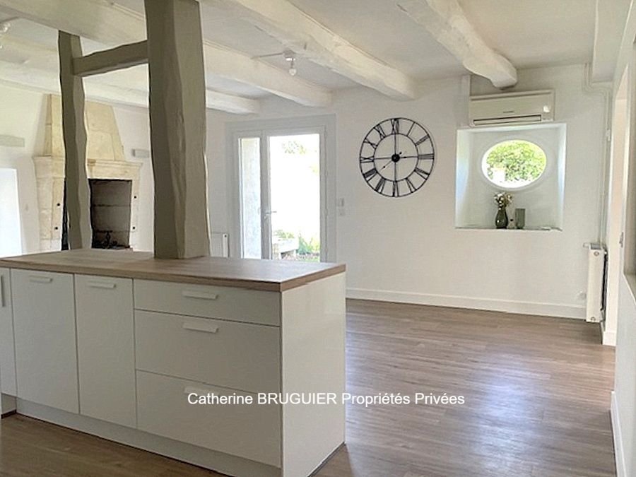 SAINT-SAUVEUR-D'AUNIS Belle demeure en pierre rénovée centre village 232 m2, 5 chambres, jardin, dépendance 4