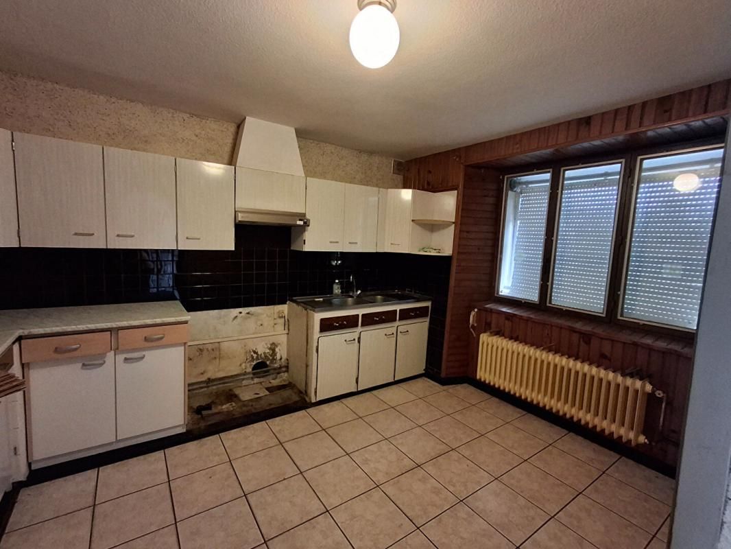 SAINT-HILAIRE-DE-CLISSON Maison à rénover Saint Hilaire De Clisson 9 pièce(s) 130 m2 4