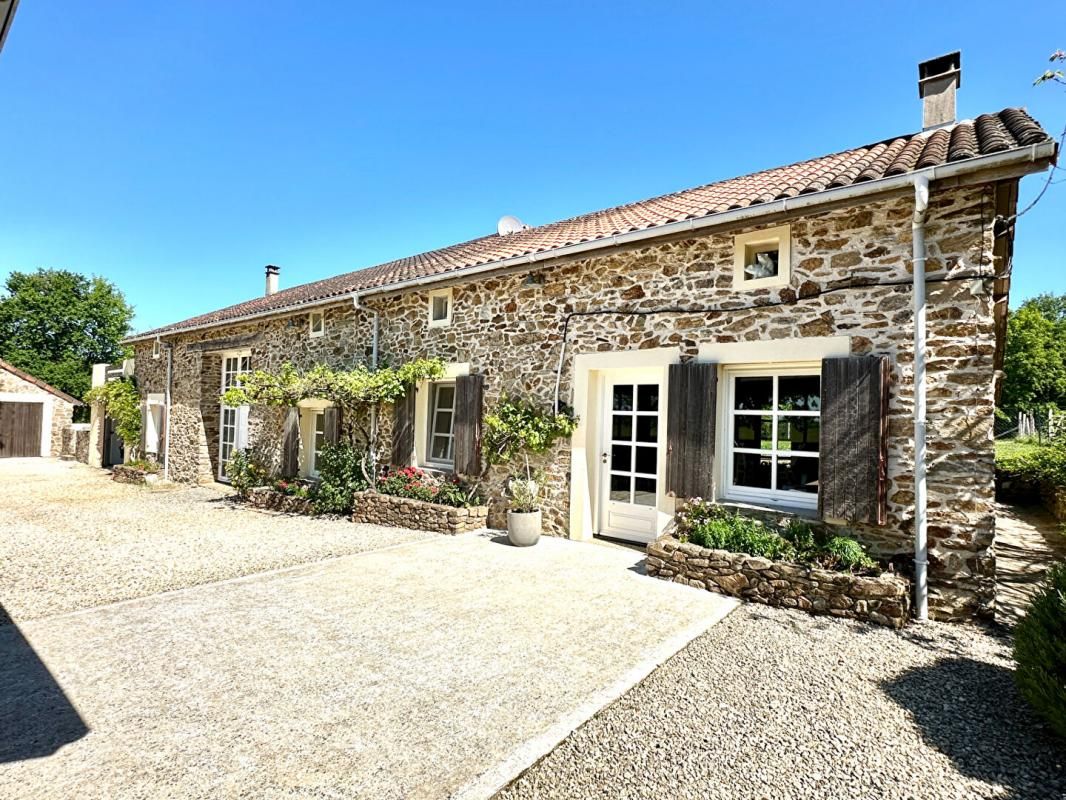 THIVIERS MAISON EN PIERRES SANS VOISIN 2