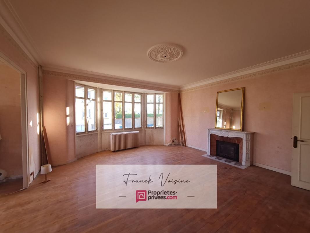 LES HERBIERS Maison de 206 m2 A VENDRE Les Herbiers Centre Ville - 4 Chambres et un bureau sur un terrain de 1150 m2 2