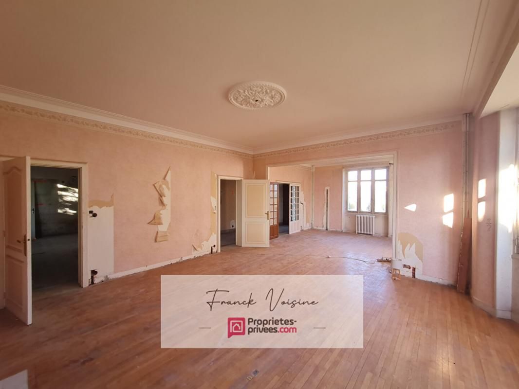 LES HERBIERS Maison de 206 m2 A VENDRE Les Herbiers Centre Ville - 4 Chambres et un bureau sur un terrain de 1150 m2 4