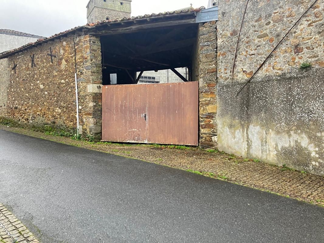 LE BOUPERE Ancienne écurie avec dépendance 2