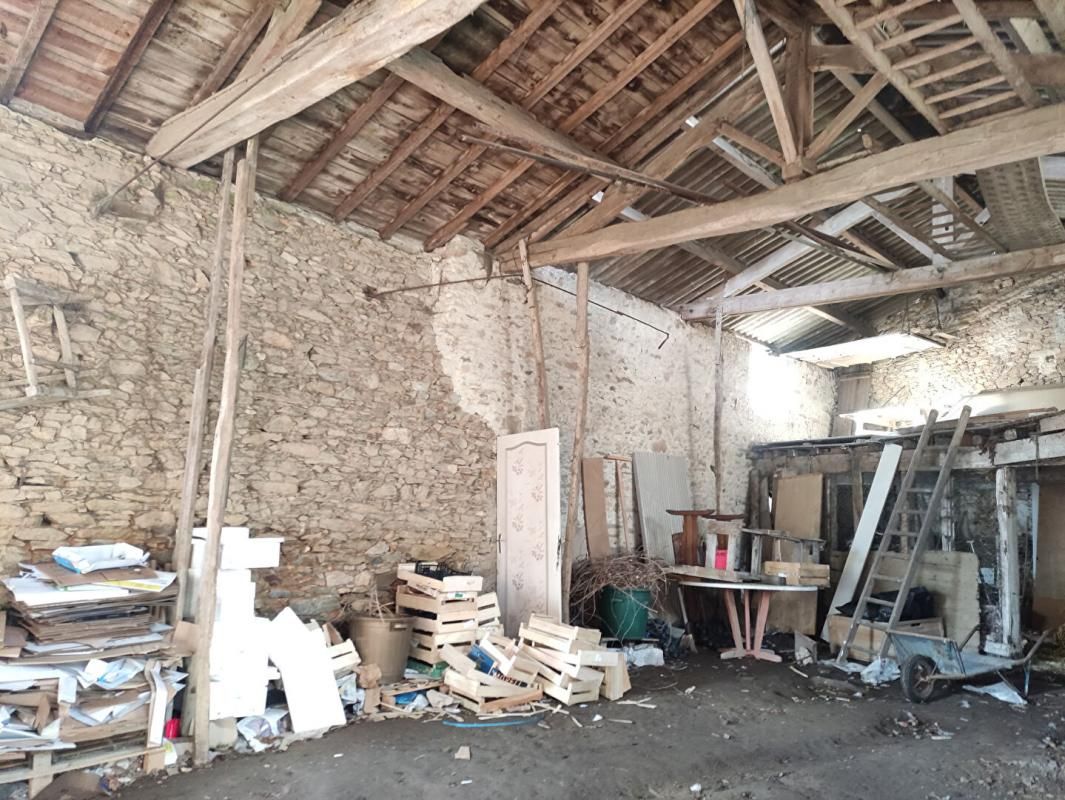 LE BOUPERE Ancienne écurie avec dépendance 4