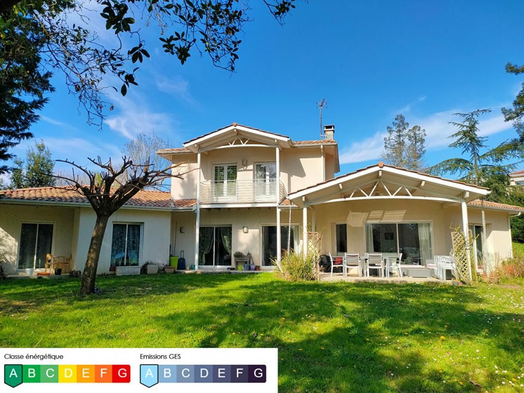 MAISON "ÉCONOME " - 240 m² - 8 PIECES - GARAGE DOUBLE - TERRAIN  3574 m²