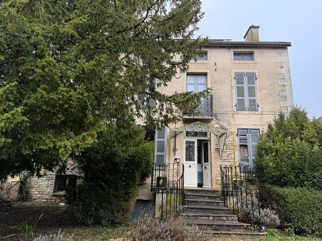 PRALON Maison de caractère avec nombreuses dépendances sur 27 523 m2 de terrain au bord de l'eau 1
