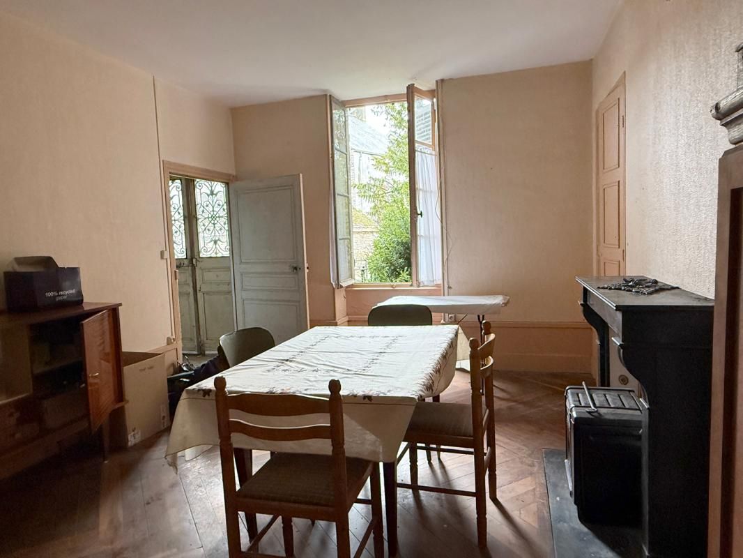 PRALON Maison de caractère avec nombreuses dépendances sur 27 523 m2 de terrain au bord de l'eau 2