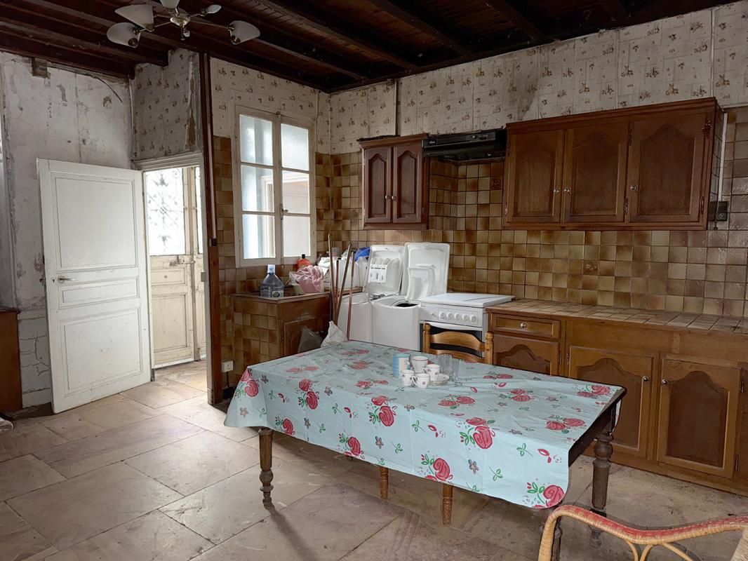 PRALON Maison de caractère avec nombreuses dépendances sur 27 523 m2 de terrain au bord de l'eau 3