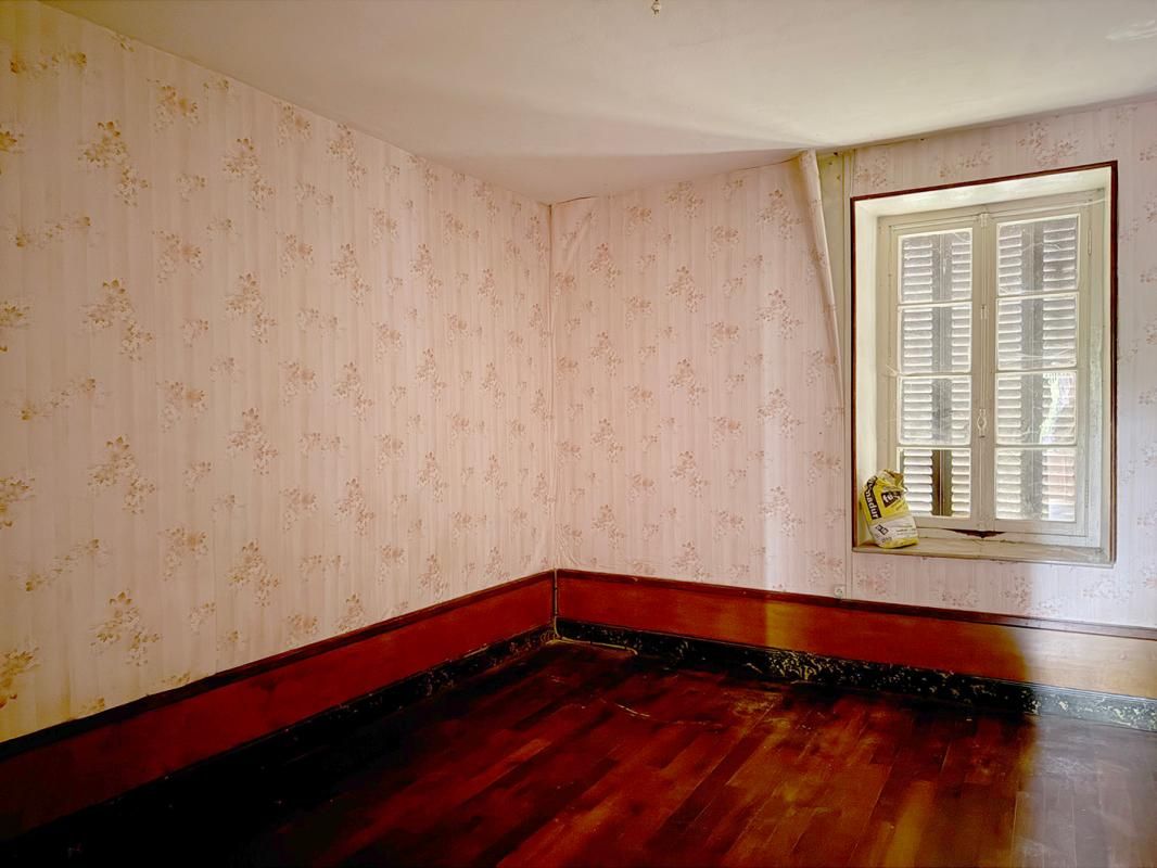 PRALON Maison de caractère avec nombreuses dépendances sur 27 523 m2 de terrain au bord de l'eau 4
