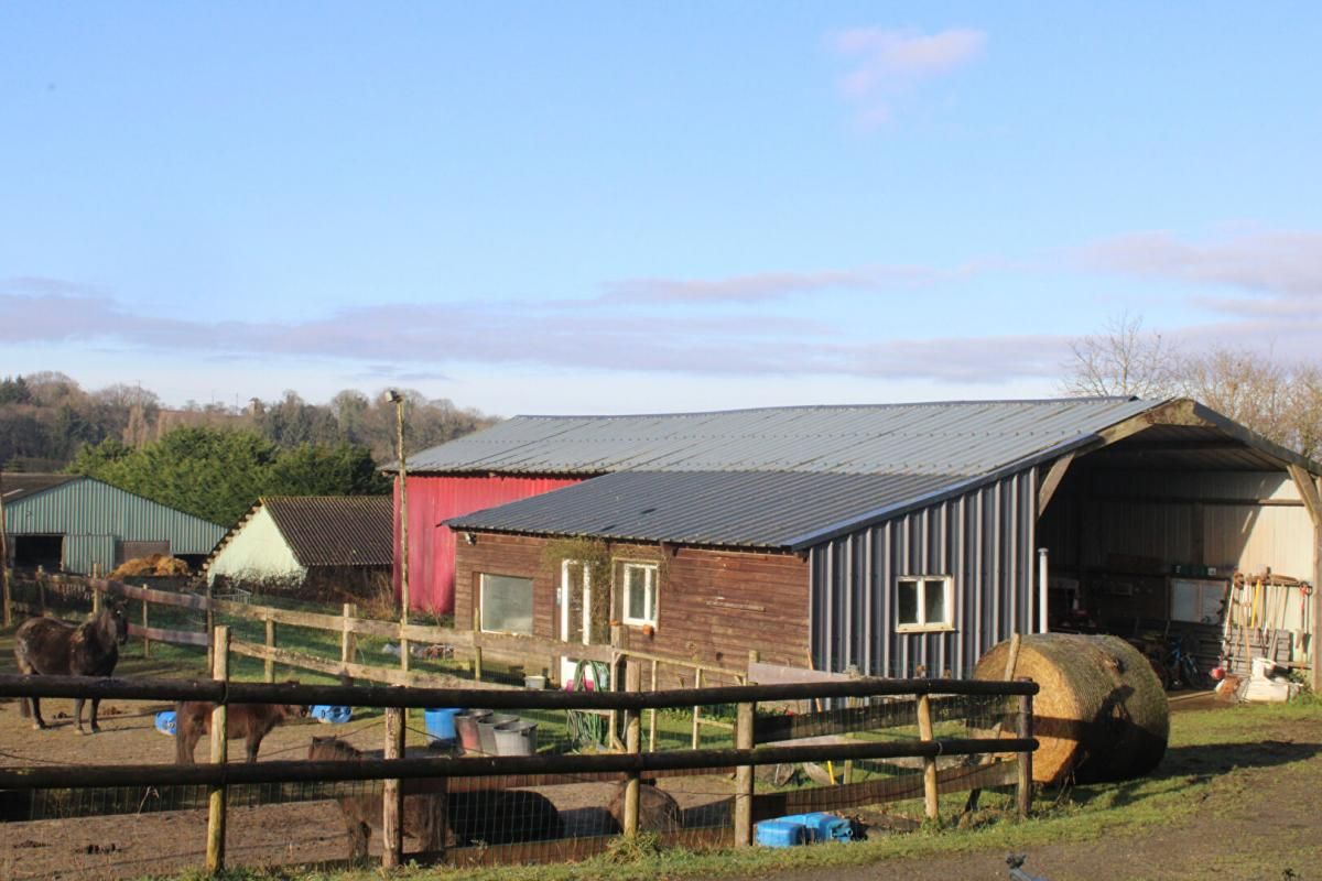 ENSEMBLE DE 2 MAISONS ET PLUSIEURS DEPENDANCES 9 pièce(s) 195 m2 35000M²