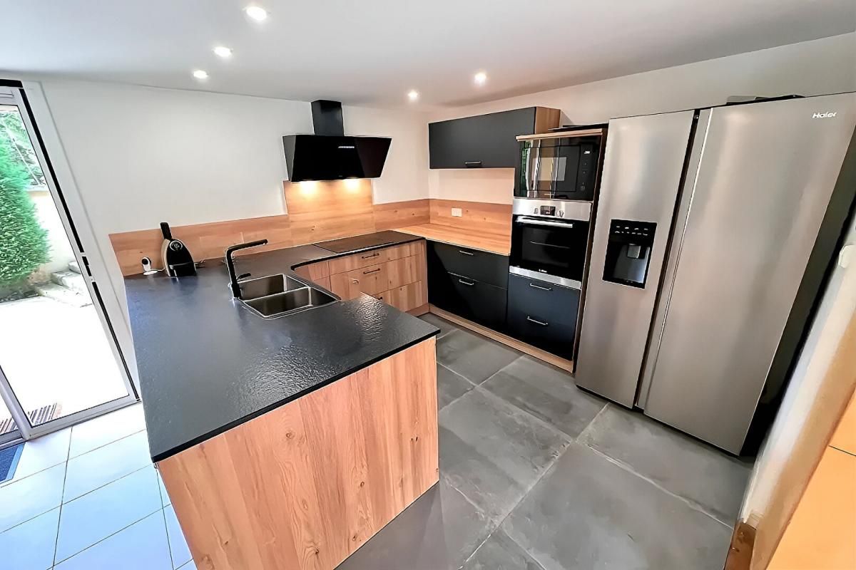 LIERGUES . Villa 148 m2 avec cave, garages, piscine sur 1306m2