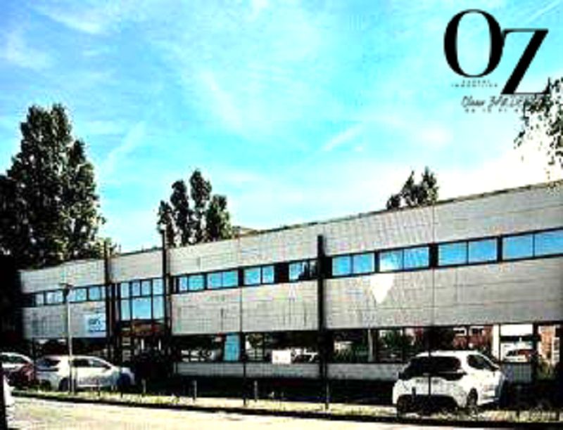 Local commercial 15 pièce(s) 660 m2 avec parking