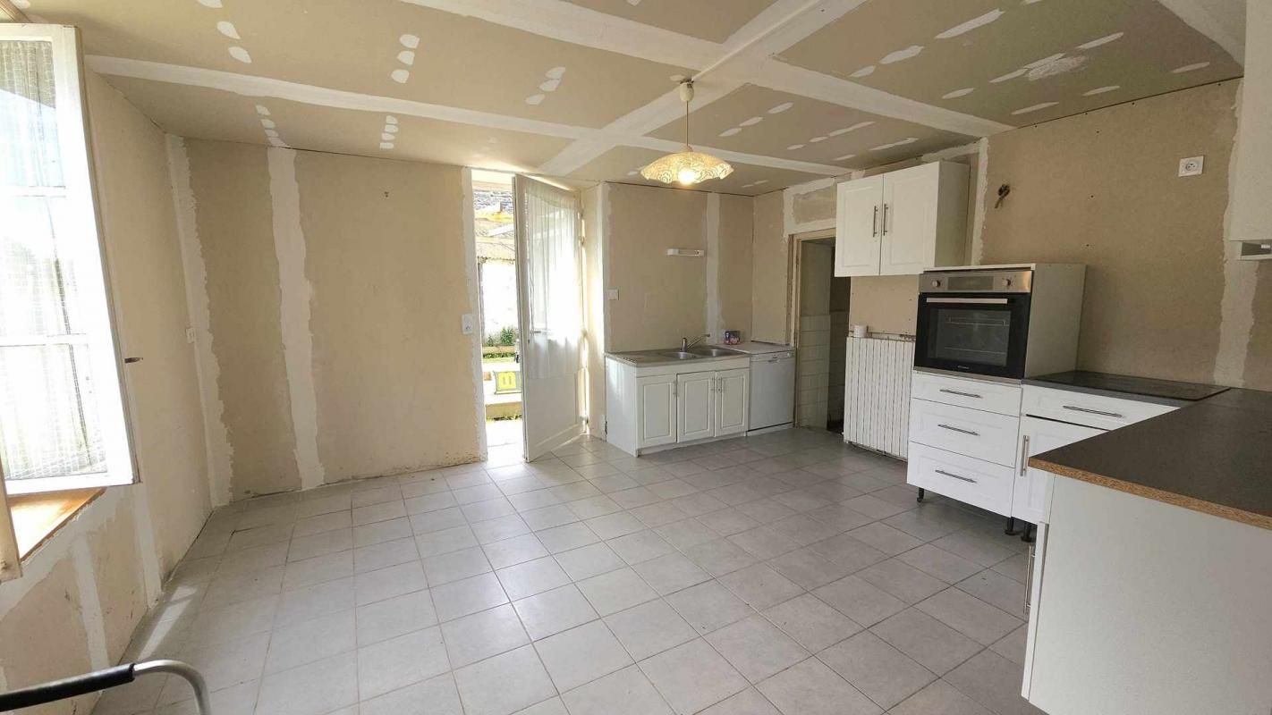JAVRON-LES-CHAPELLES JAVRON LES CHAPELLES 53250 maison 96 m², 3 chambres, terrain 3.500 m² dépendances 600 m² 4
