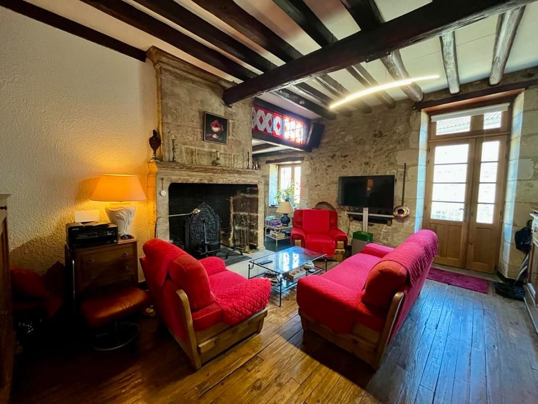 CHATEAU-L'EVEQUE Maison de ville avec jardin et garage Château L'Evêque 114 m2 1