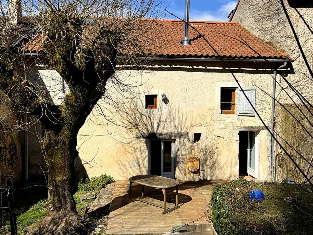 SAINT-ASTIER Maison pierre 180 m2 4 chambres 2
