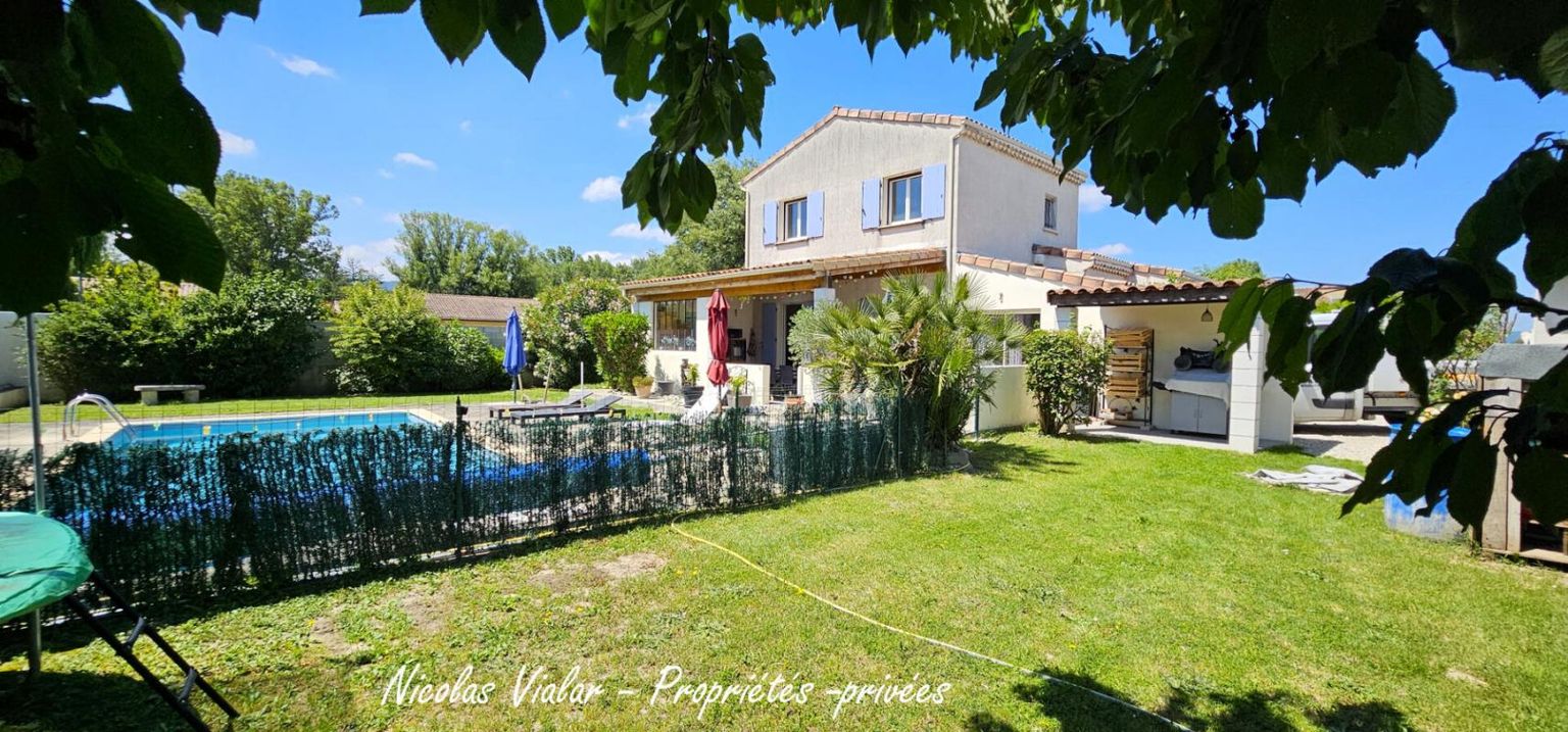 Maison individuelle de 120 m² avec piscine et garage