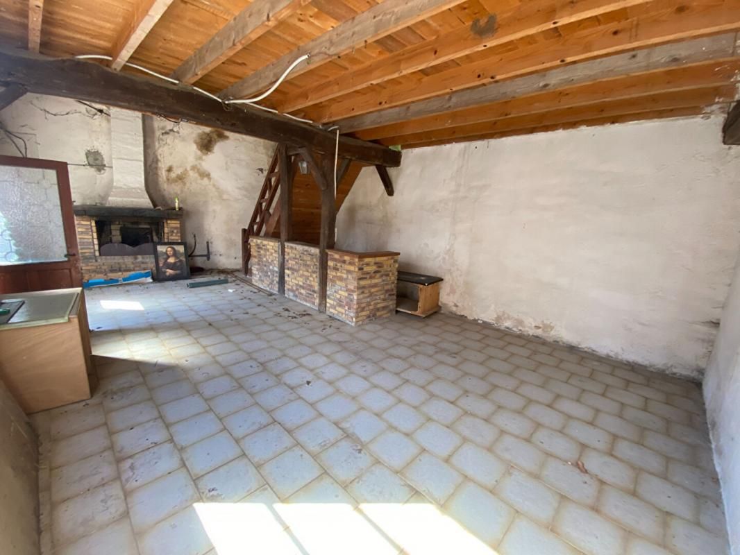 VER-SUR-LAUNETTE Maison en pierre à rénover 2