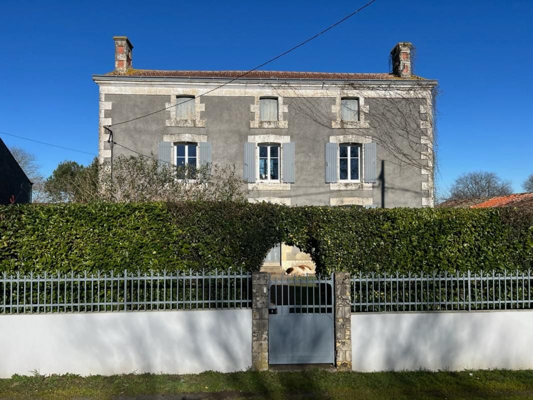 Maison Nanteuil 6 pièce(s) 150 m2