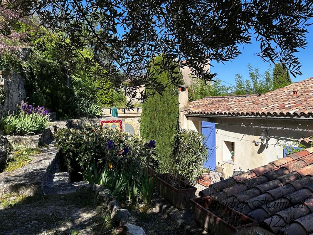 EXCLU, proche FORCALQUIER, Belle MAISON DE VILLAGE de 126 m² avec terrasses, jardin et cour