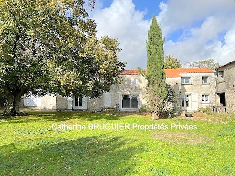 Longère avec dépendances et grand jardin constructible centre Ferrieres d'Aunis