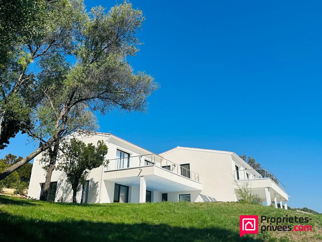 Villa de PRESTIGE moderne de type T8 pieds dans l'eau vue mer avec piscine - SOLENZARA 20145 - CORSE DU SUD